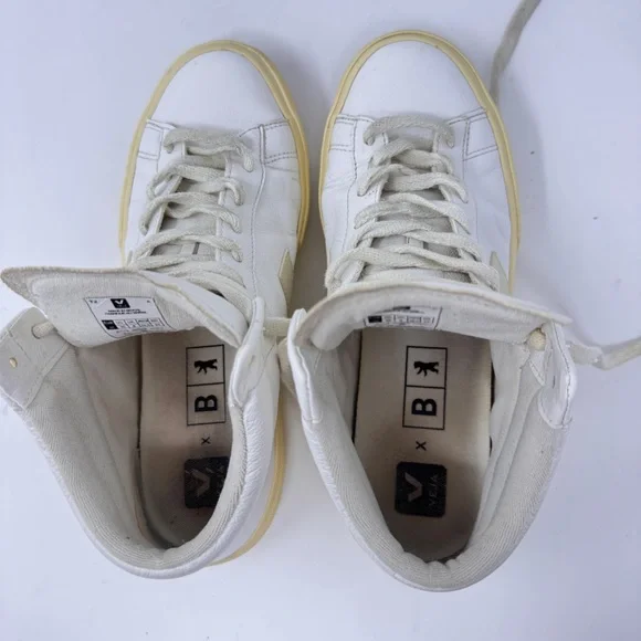 Veja MINOTAUR X BERLIN WHITE PIERRE - Women’s Size 10